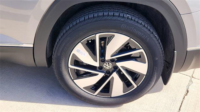 Photo of 2025 Silver Mist Metallic Volkswagen Atlas