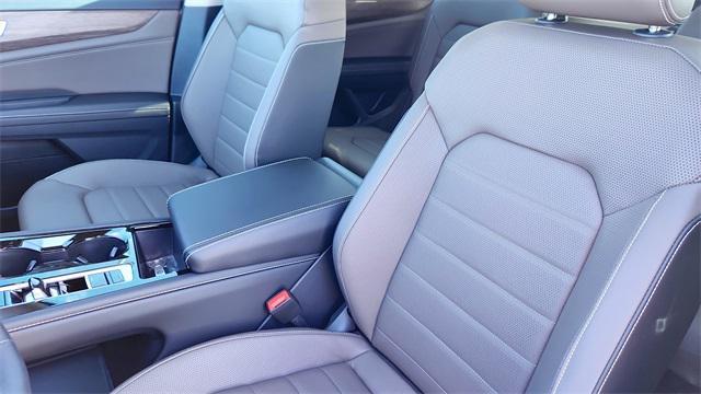 Photo of 2025 Silver Mist Metallic Volkswagen Atlas