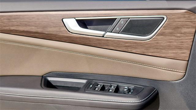 Photo of 2025 Silver Mist Metallic Volkswagen Atlas
