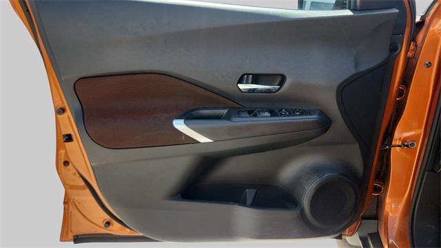 Photo of 2023 Monarch Orange Metallic/Super Black Nissan Kicks