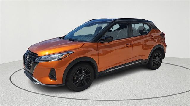 Photo of 2023 Monarch Orange Metallic/Super Black Nissan Kicks