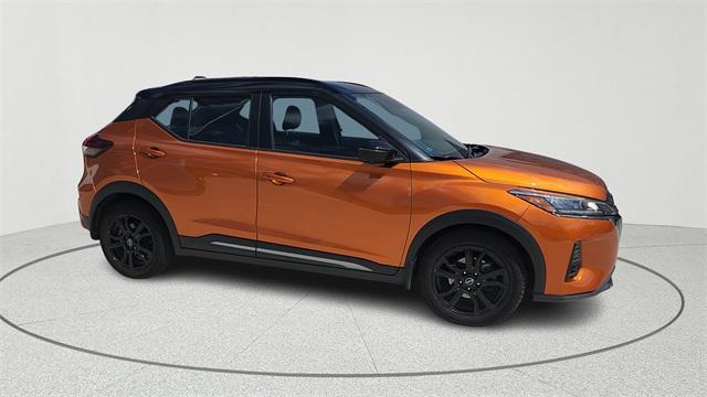 Photo of 2023 Monarch Orange Metallic/Super Black Nissan Kicks