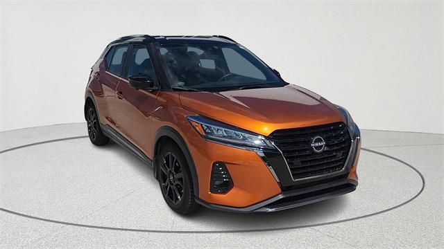 Photo of 2023 Monarch Orange Metallic/Super Black Nissan Kicks