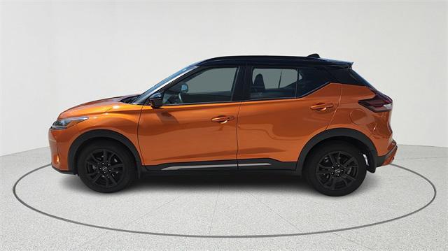 Photo of 2023 Monarch Orange Metallic/Super Black Nissan Kicks