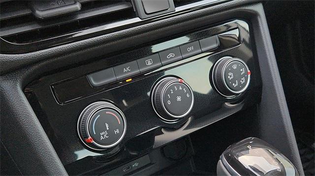 Photo of 2024 Pyrite Silver Metallic Volkswagen Taos