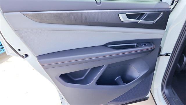 Photo of 2025 Pure White Volkswagen Atlas