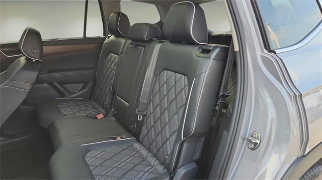 Photo of 2025 Silver Mist Metallic Volkswagen Atlas