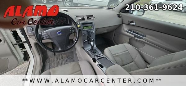Photo of 2010 White Volvo C30