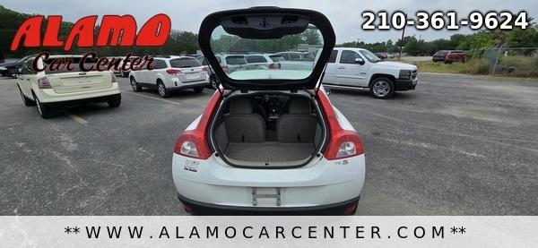 Photo of 2010 White Volvo C30