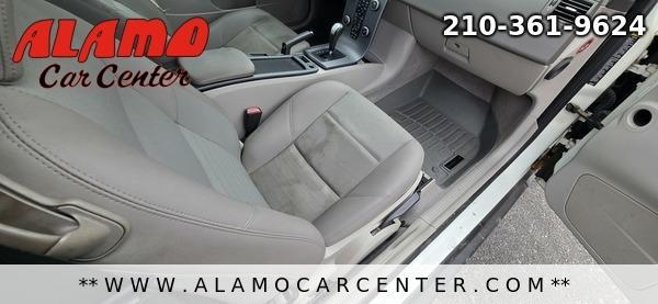 Photo of 2010 White Volvo C30
