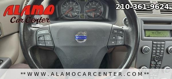Photo of 2010 White Volvo C30