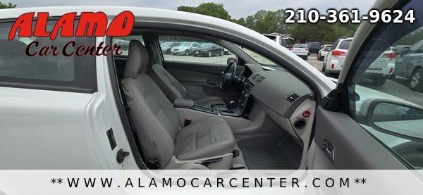Photo of 2010 White Volvo C30