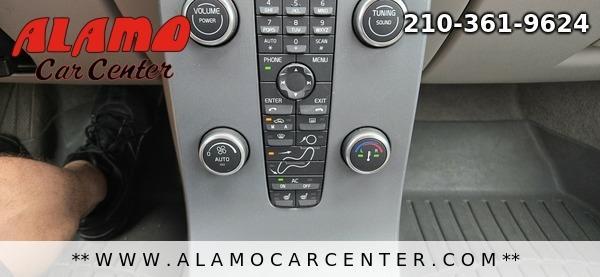Photo of 2010 White Volvo C30