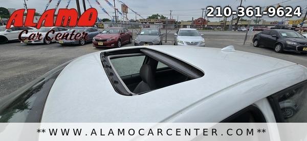 Photo of 2010 White Volvo C30