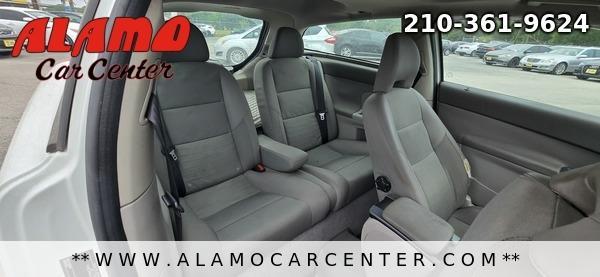 Photo of 2010 White Volvo C30