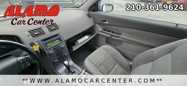Photo of 2010 White Volvo C30