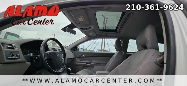 Photo of 2010 White Volvo C30