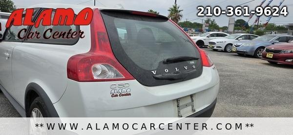 Photo of 2010 White Volvo C30