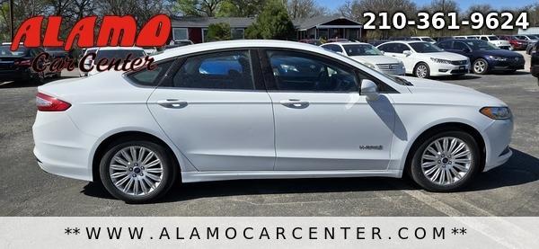 Photo of 2015 White Ford Fusion Hybrid