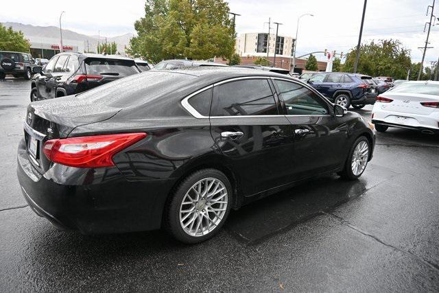 Photo of 2018 Super Black Clearcoat Nissan Altima
