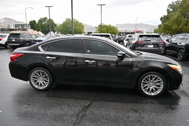 Photo of 2018 Super Black Clearcoat Nissan Altima