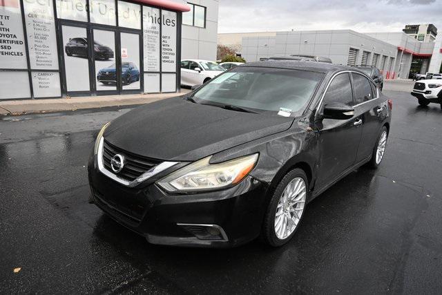 Photo of 2018 Super Black Clearcoat Nissan Altima