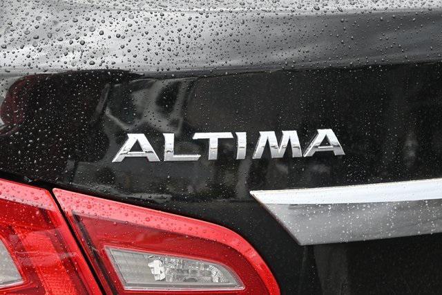 Photo of 2018 Super Black Clearcoat Nissan Altima