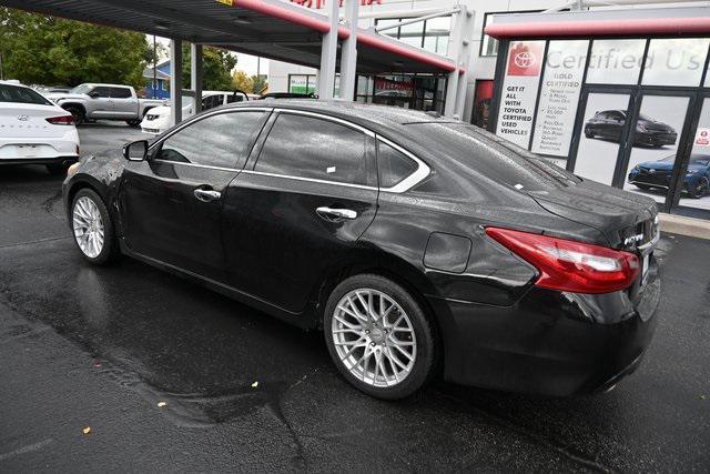 Photo of 2018 Super Black Clearcoat Nissan Altima