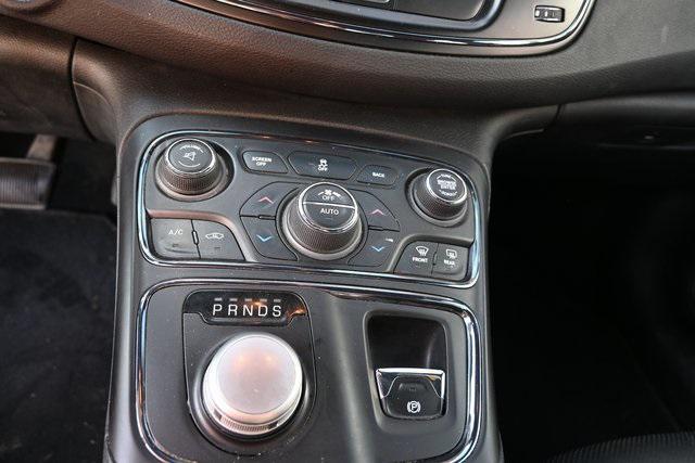 Photo of 2015 Granite Crystal Metallic Clearcoat Chrysler 200