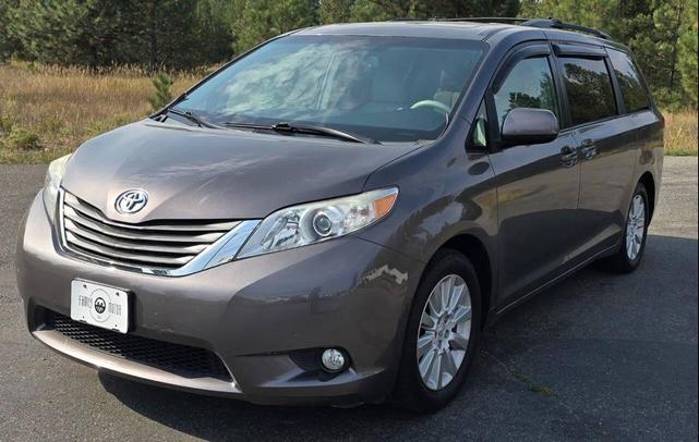 Photo of 2013 Predawn Gray Mica Toyota Sienna