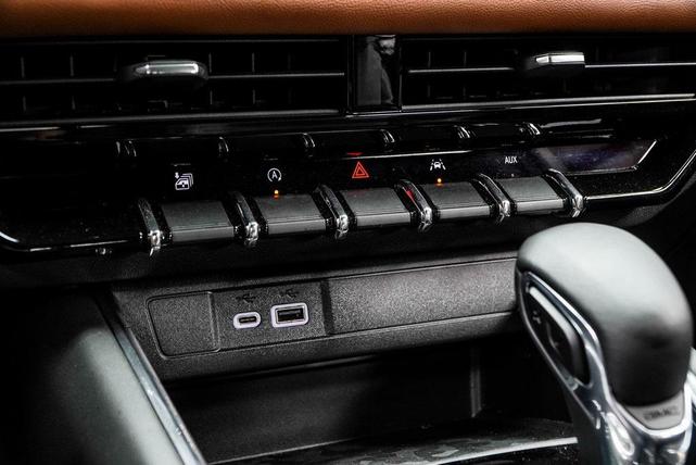 Photo of 2023 Summit White GMC Canyon