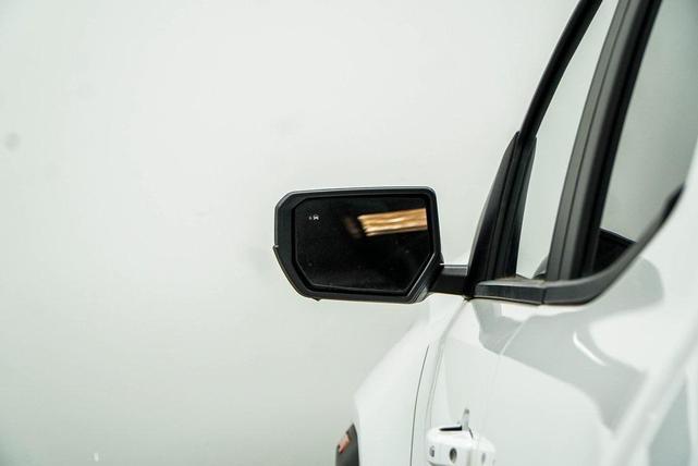 Photo of 2023 Summit White GMC Canyon
