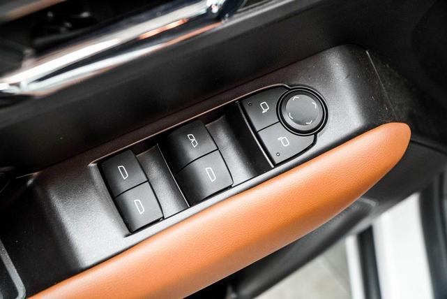 Photo of 2023 Summit White GMC Canyon
