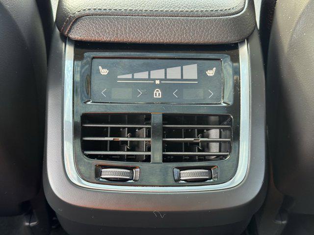 Photo of 2020 Onyx Black Metallic Volvo XC60