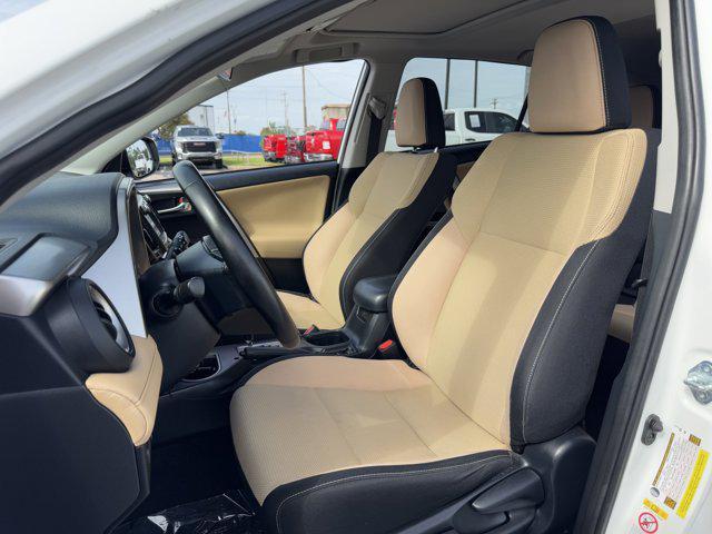 Photo of 2018 Super White Toyota RAV4