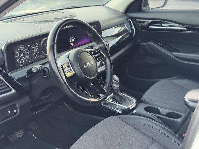 Photo of 2024 White Kia Seltos