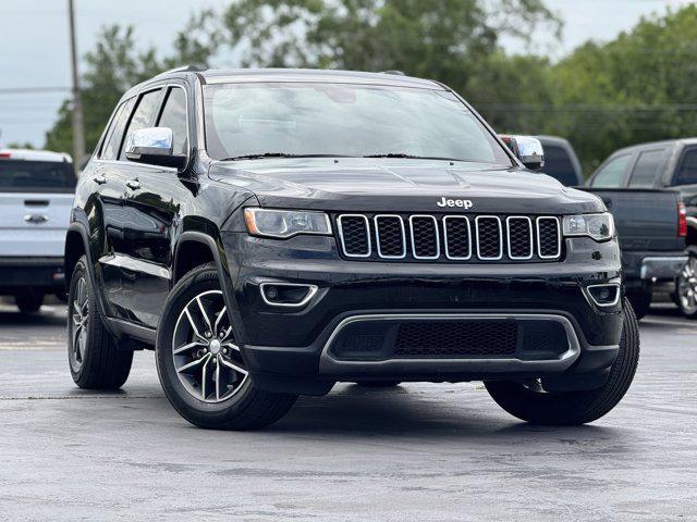 Photo of 2017 Diamond Black Crystal Pearlcoat Jeep Grand Cherokee