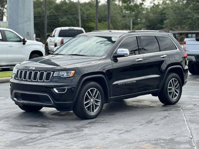 Photo of 2017 Diamond Black Crystal Pearlcoat Jeep Grand Cherokee