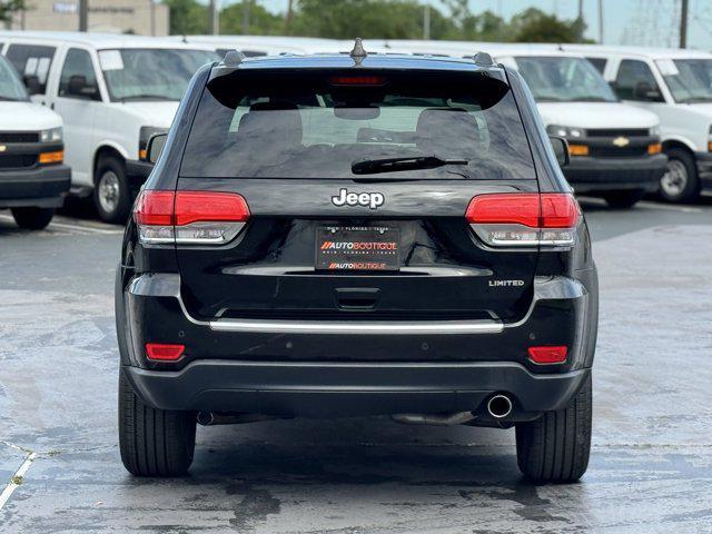 Photo of 2017 Diamond Black Crystal Pearlcoat Jeep Grand Cherokee
