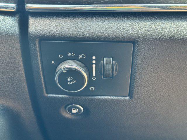 Photo of 2017 Diamond Black Crystal Pearlcoat Jeep Grand Cherokee