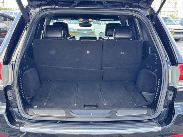 Photo of 2017 Diamond Black Crystal Pearlcoat Jeep Grand Cherokee