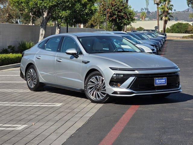 Photo of 2024 Silver Hyundai SONATA Hybrid