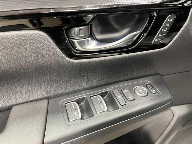 Photo of 2026 Platinum White Pearl Honda CR-V Hybrid
