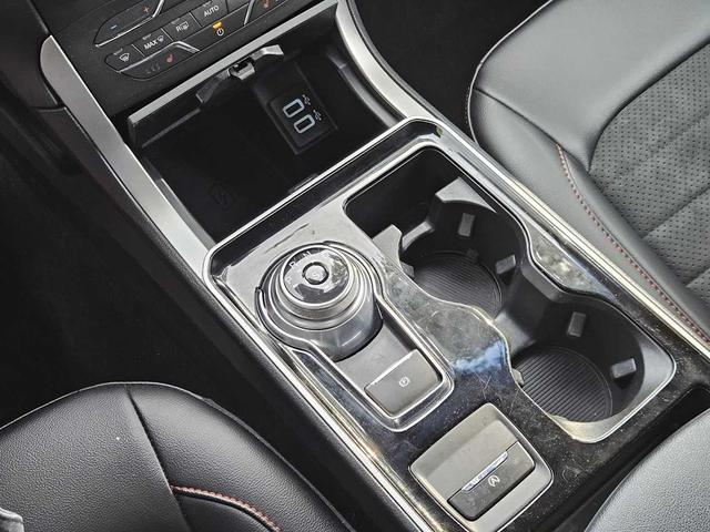 Photo of 2020 Star White Ford Edge