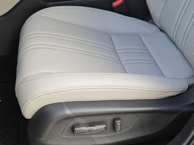 Photo of 2026 Platinum White Pearl Honda HR-V