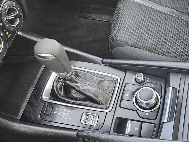 Photo of 2018 Snowflake White Pearl Metallic Mazda Mazda3