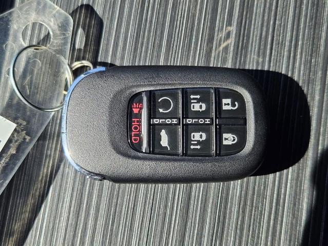 Photo of 2025 Platinum White Pearl Honda Odyssey