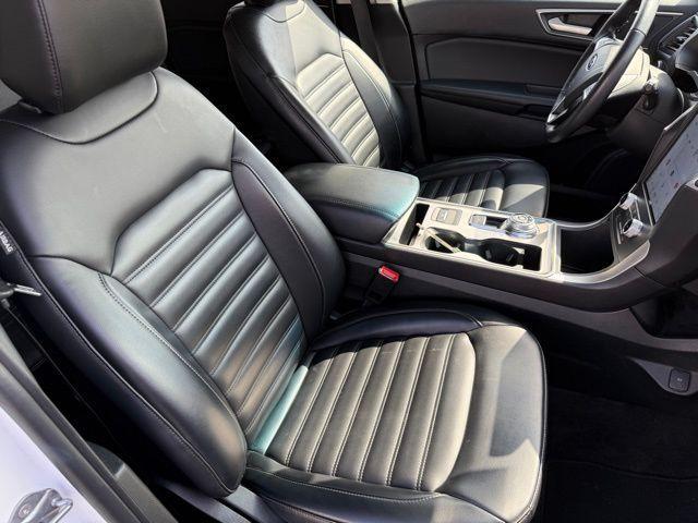Photo of 2024 Oxford White Ford Edge