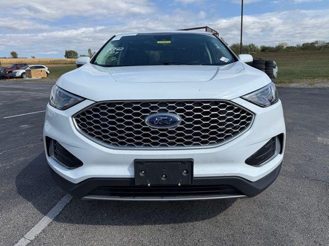 Photo of 2024 Oxford White Ford Edge