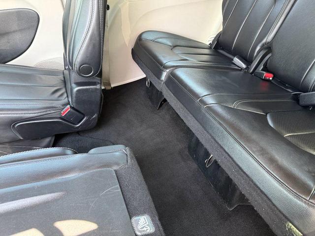 Photo of 2022 Bright White Clearcoat Chrysler Pacifica